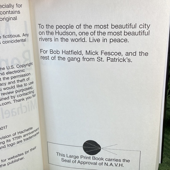 I, Michael Bennett (Large Print) by Michael Ledwidge; James Patterson - Picture 6 of 7